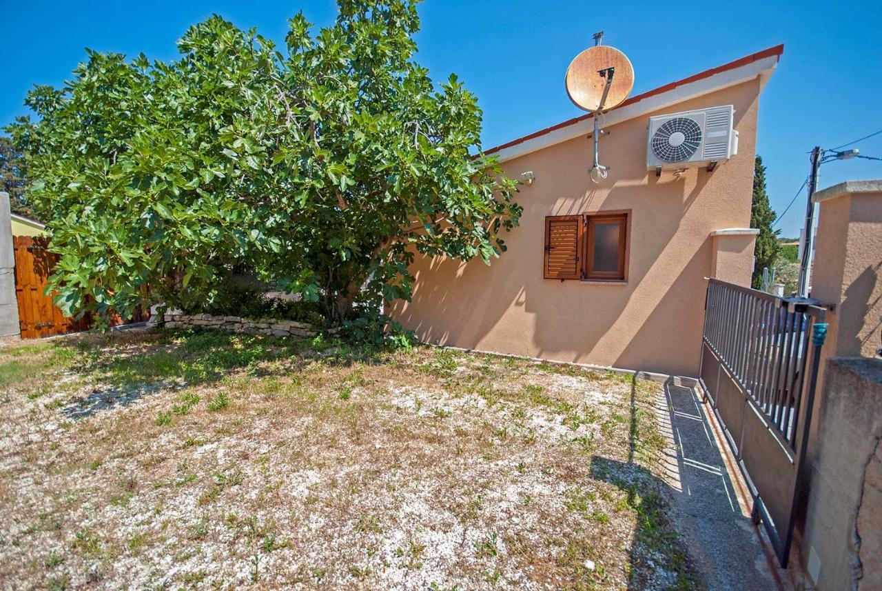 Apartman Kirac Pomer Exterior foto